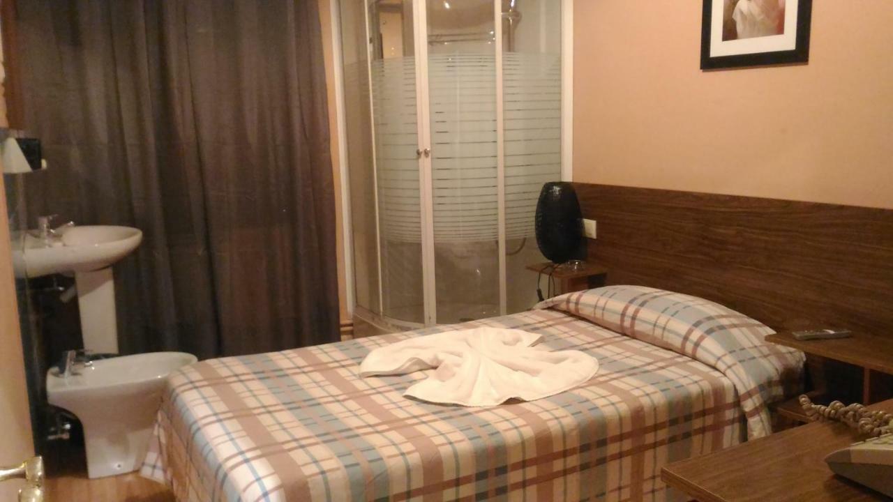 Hostal Goias Hotel Oviedo Buitenkant foto